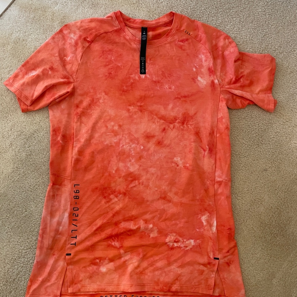 Lululemon t-shirt in excellent condition. Only worn a few times.
